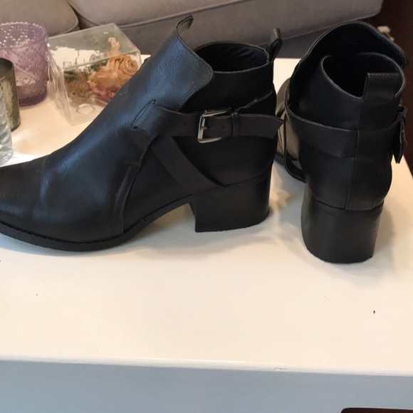 MIA 8.5 black heeled booties with buckle detail - Picture 2 of 6